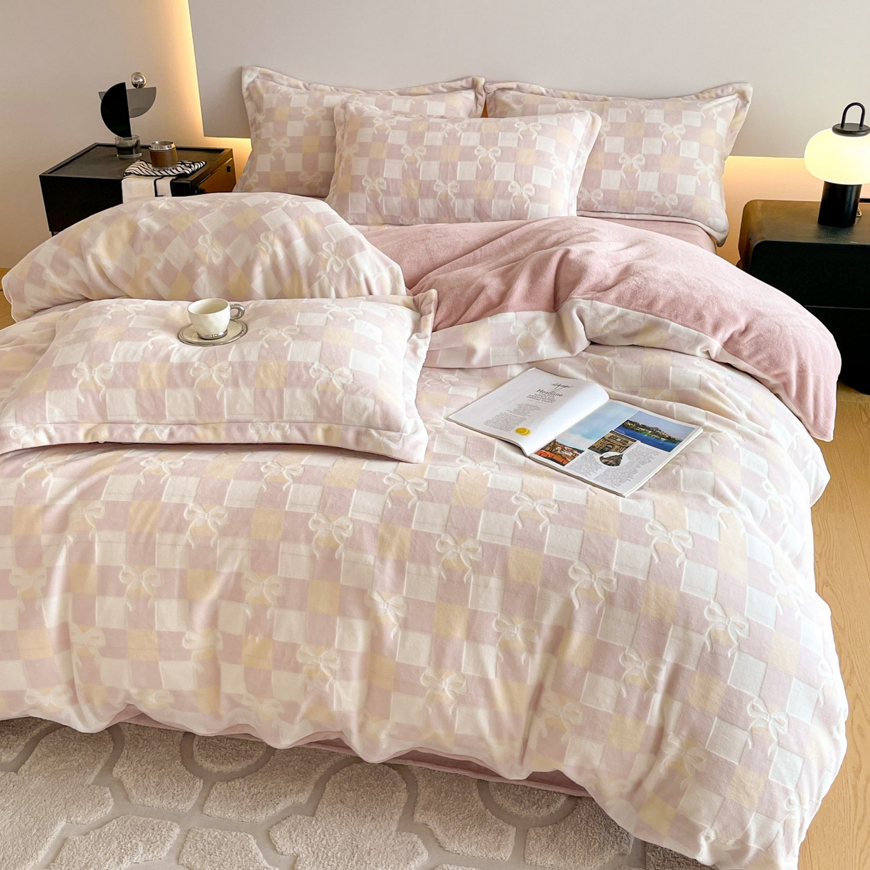 91家纺网 家纺一手货源 找家纺 玉相逢 2025秋冬新款A类高克重牛奶绒立体亲肤绒浮雕雕花绒四件套 方格蝴蝶