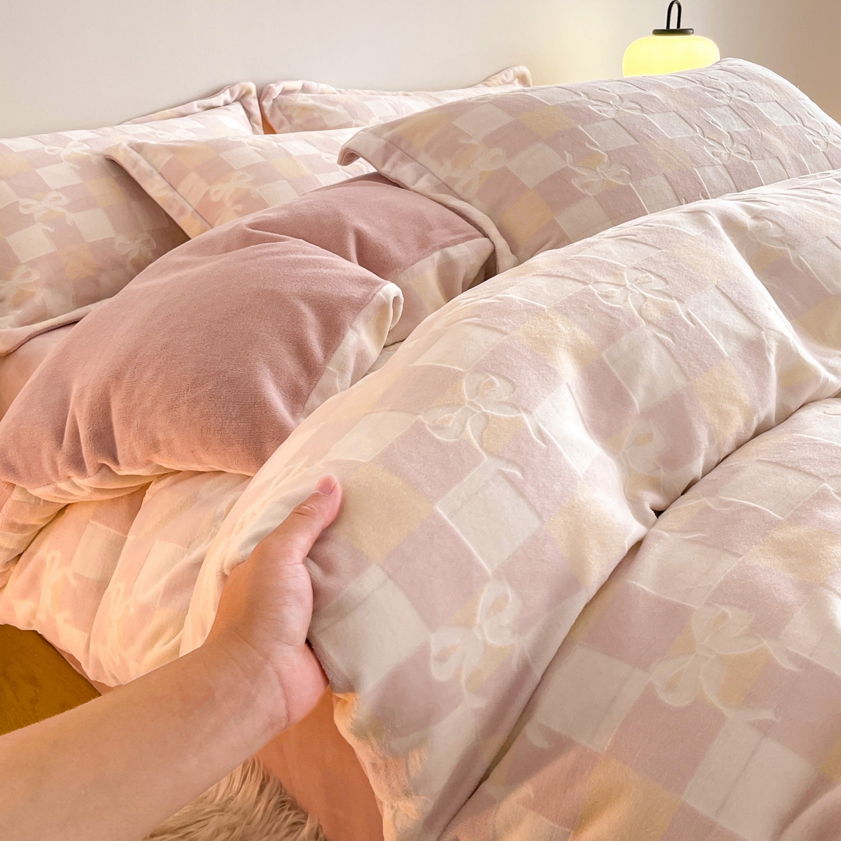 91家纺网 家纺一手货源 找家纺 玉相逢 2025秋冬新款A类高克重牛奶绒立体亲肤绒浮雕雕花绒四件套 方格蝴蝶