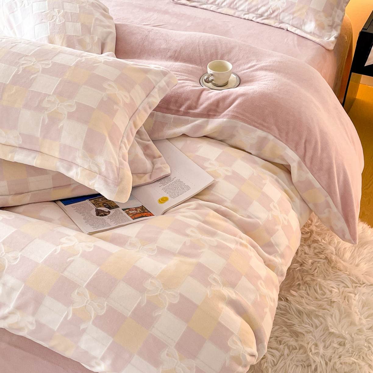 91家纺网 家纺一手货源 找家纺 玉相逢 2025秋冬新款A类高克重牛奶绒立体亲肤绒浮雕雕花绒四件套 方格蝴蝶