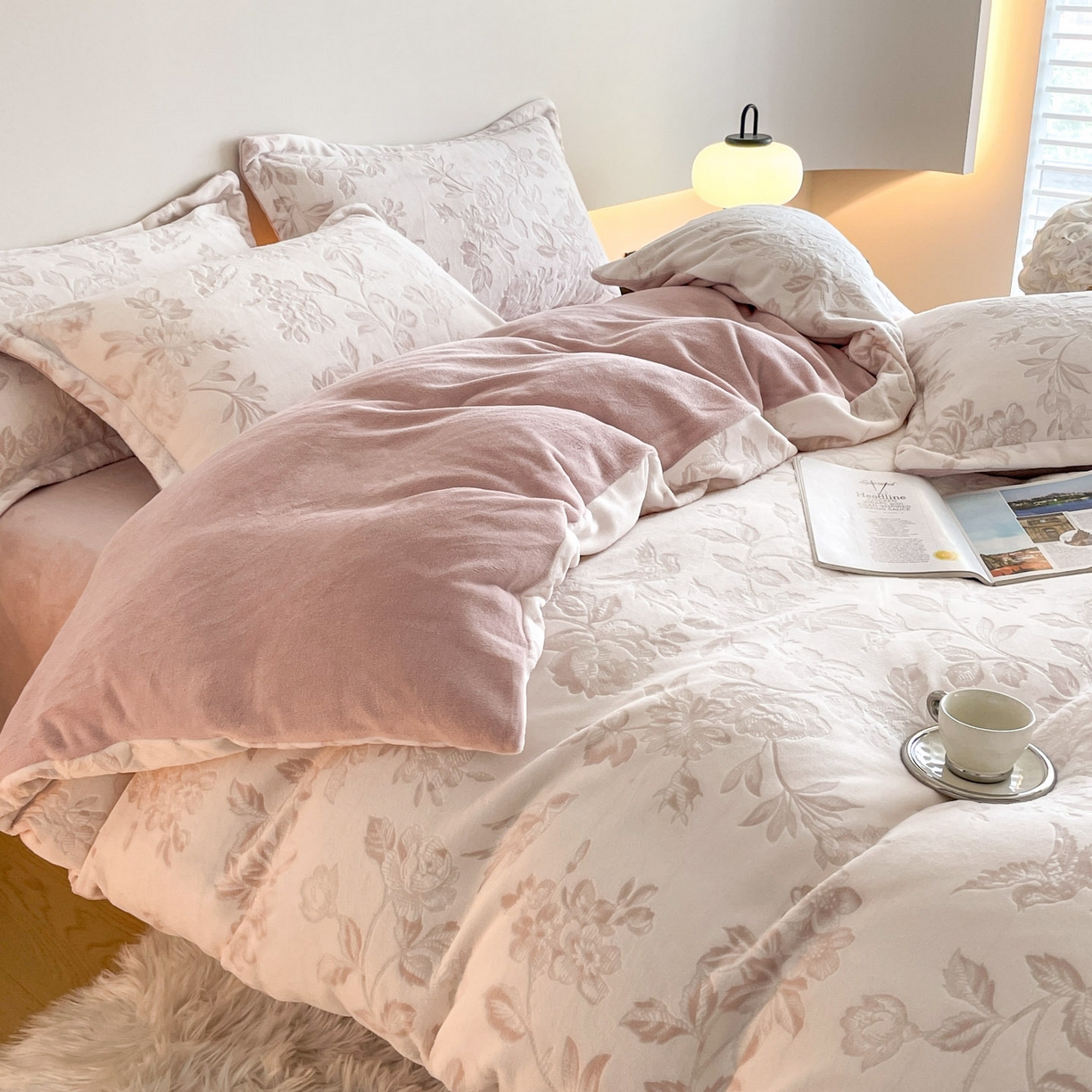 91家纺网 家纺一手货源 找家纺 玉相逢 2025秋冬新款A类高克重牛奶绒立体亲肤绒浮雕雕花绒四件套 花季-粉