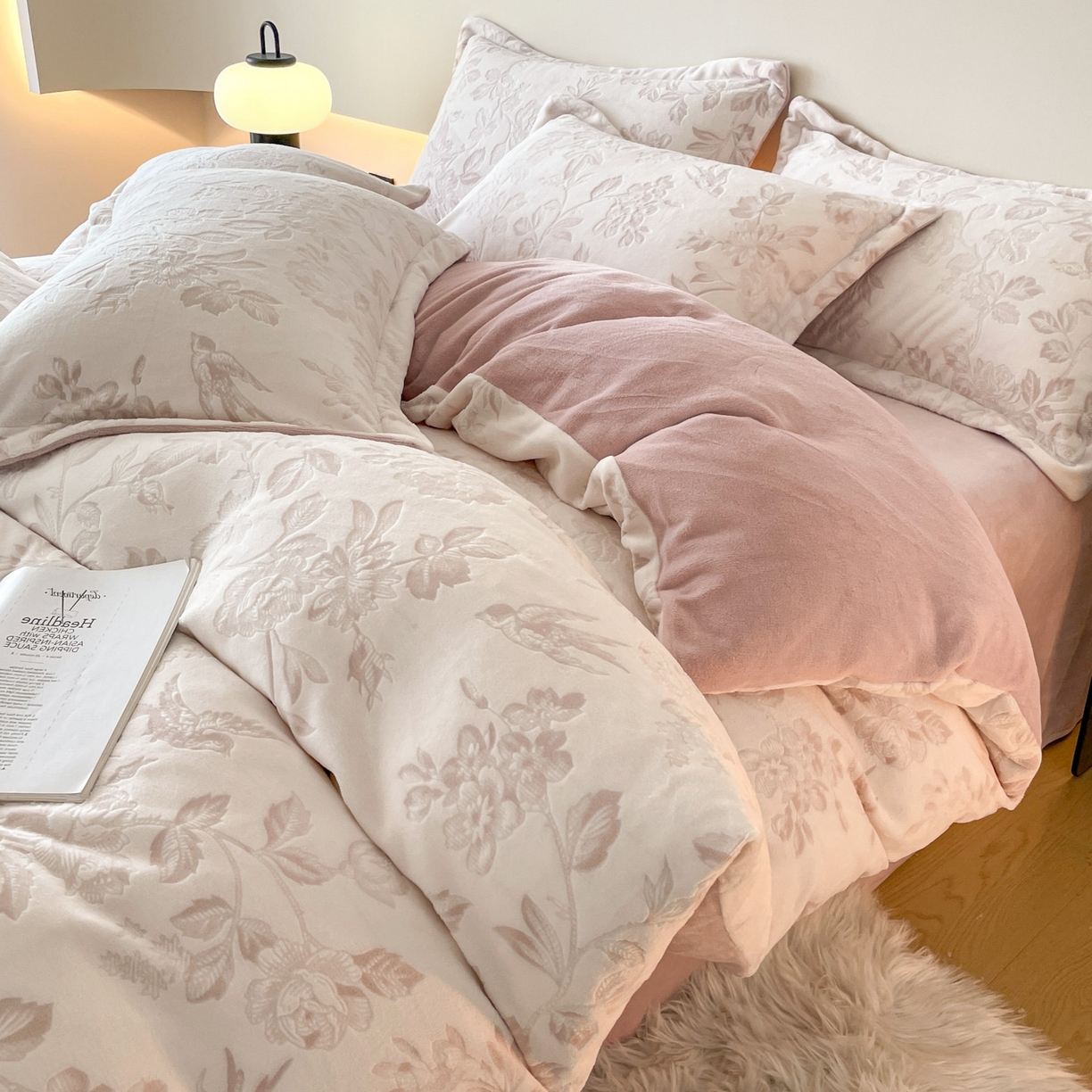 91家纺网 家纺一手货源 找家纺 玉相逢 2025秋冬新款A类高克重牛奶绒立体亲肤绒浮雕雕花绒四件套 花季-粉