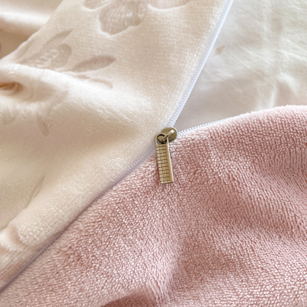 91家纺网 家纺一手货源 找家纺 玉相逢 2025秋冬新款A类高克重牛奶绒立体亲肤绒浮雕雕花绒四件套 花季-粉