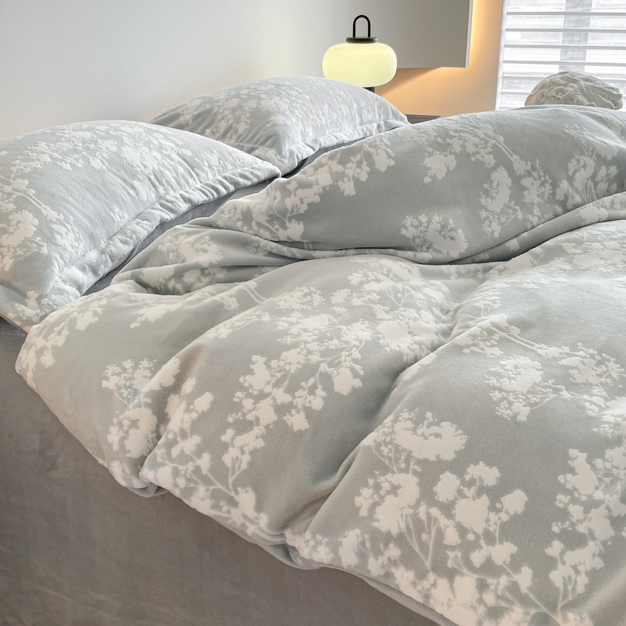 91家纺网 家纺一手货源 找家纺 玉相逢 2025秋冬新款A类高克重牛奶绒立体亲肤绒浮雕雕花绒四件套 画意枝头