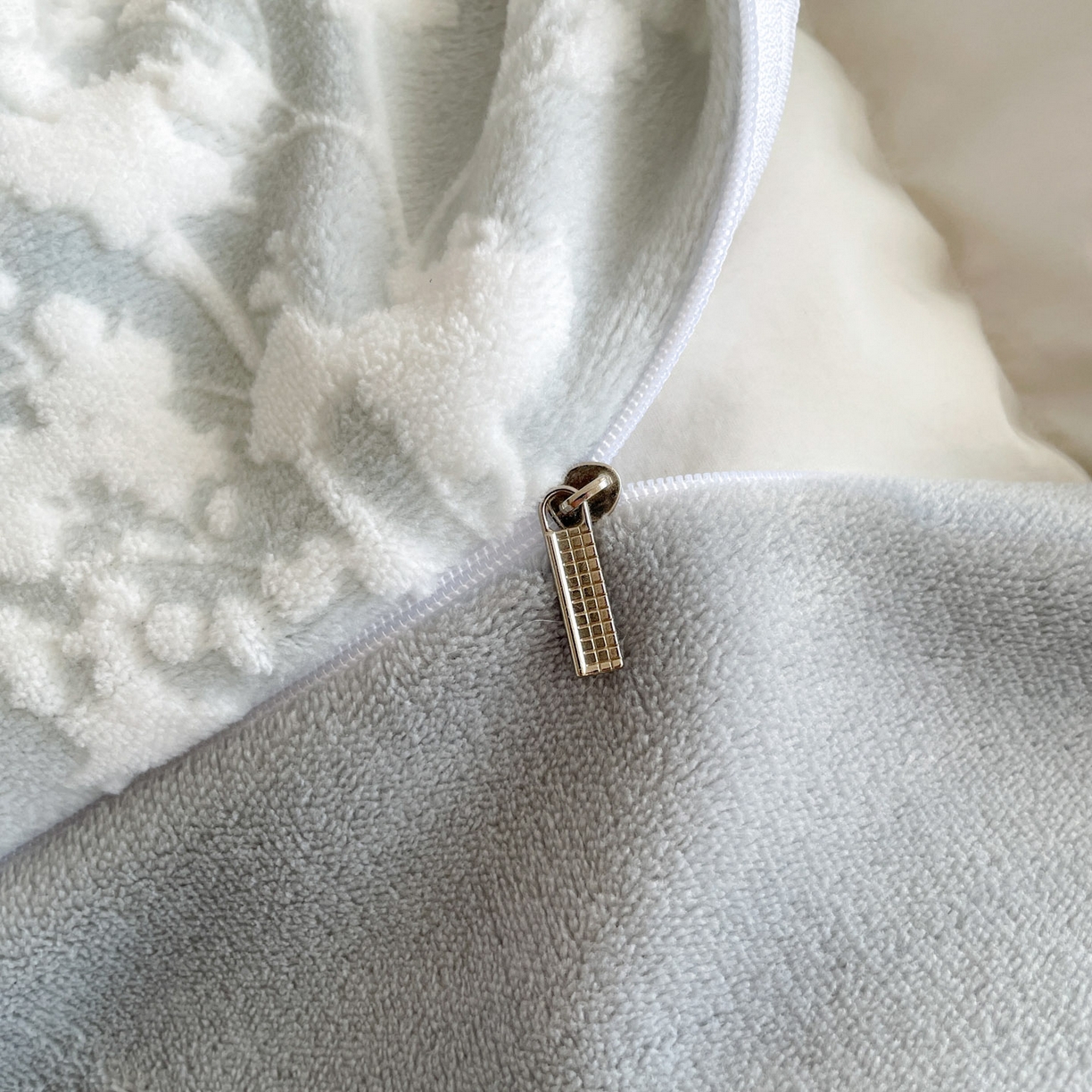 91家纺网 家纺一手货源 找家纺 玉相逢 2025秋冬新款A类高克重牛奶绒立体亲肤绒浮雕雕花绒四件套 画意枝头