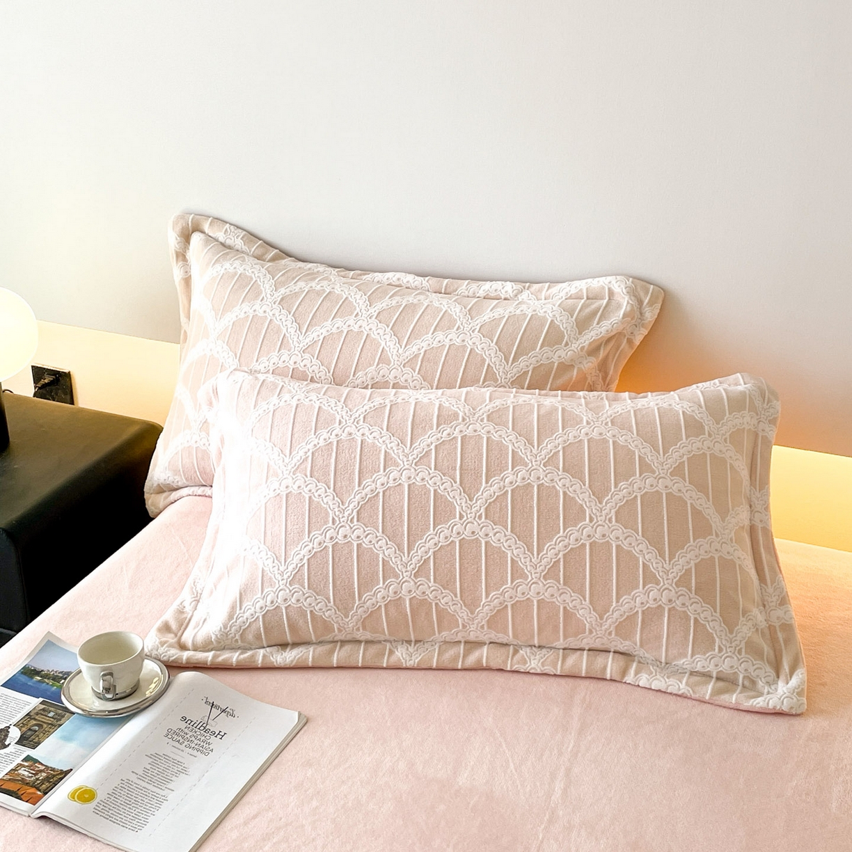 91家纺网 家纺一手货源 找家纺 玉相逢 2025秋冬新款A类高克重牛奶绒立体亲肤绒浮雕雕花绒四件套 橘暖