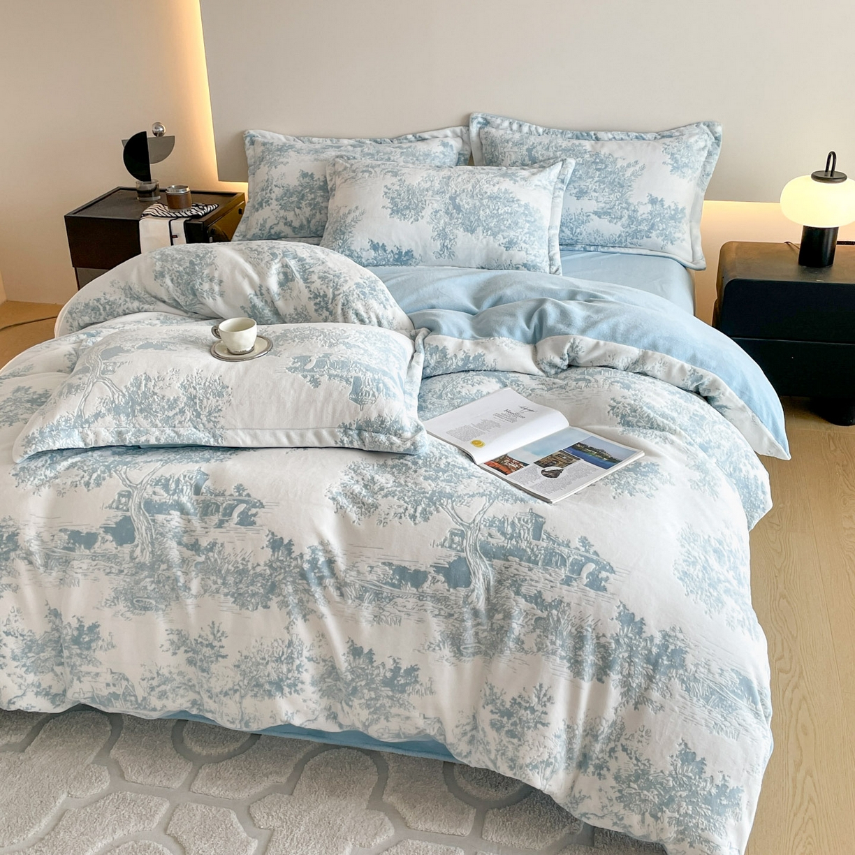 91家纺网 家纺一手货源 找家纺 玉相逢 2025秋冬新款A类高克重牛奶绒立体亲肤绒浮雕雕花绒四件套 云木-蓝