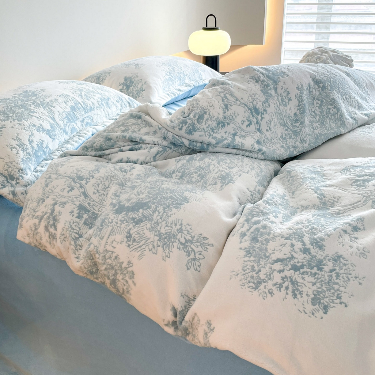 91家纺网 家纺一手货源 找家纺 玉相逢 2025秋冬新款A类高克重牛奶绒立体亲肤绒浮雕雕花绒四件套 云木-蓝