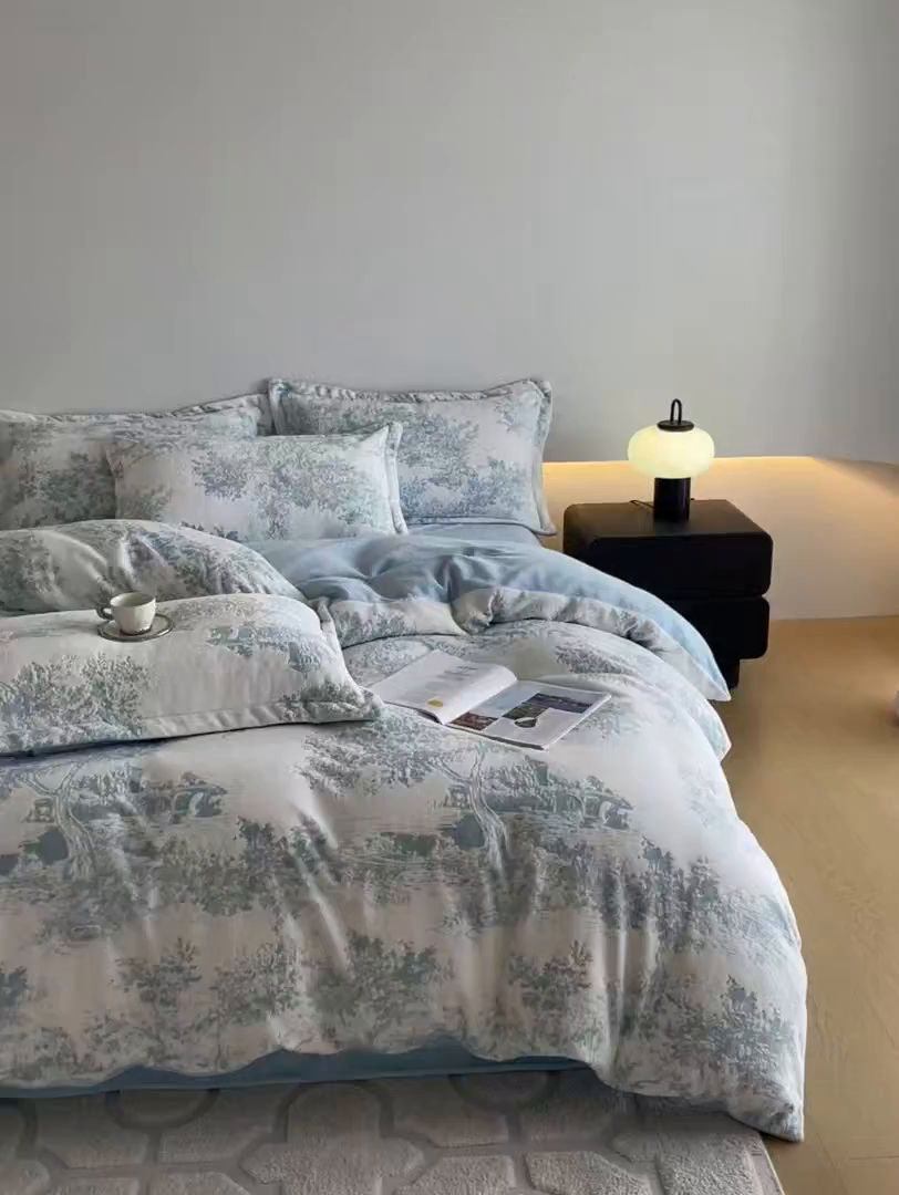 91家纺网 家纺一手货源 找家纺 玉相逢 2025秋冬新款A类高克重牛奶绒立体亲肤绒浮雕雕花绒四件套 云木-蓝