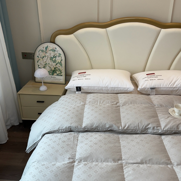 91家纺网 家纺一手货源 找家纺 静若居羽绒被壳 2025新款双层全棉提花羽绒被壳冬被 四叶草灰