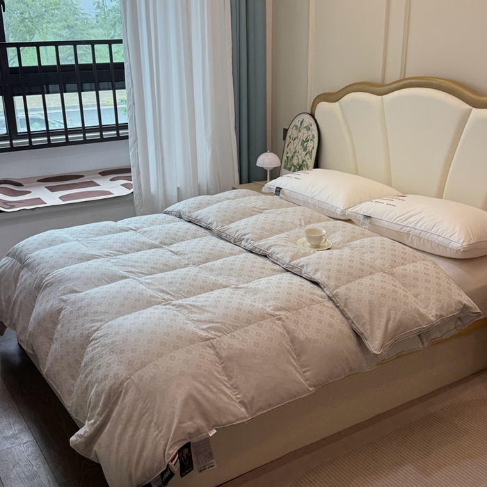 91家纺网 家纺一手货源 找家纺 静若居羽绒被壳 2025新款双层全棉提花羽绒被壳冬被 四叶草灰