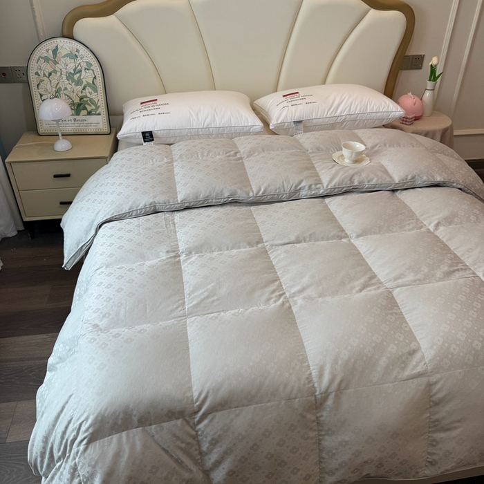 91家纺网 家纺一手货源 找家纺 静若居羽绒被壳 2025新款双层全棉提花羽绒被壳冬被 四叶草灰