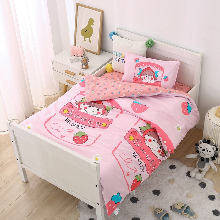 91家纺网 家纺一手货源 找家纺 鱼宝 2025新款全棉幼儿园套件 三件套—童真系列 草莓姑娘