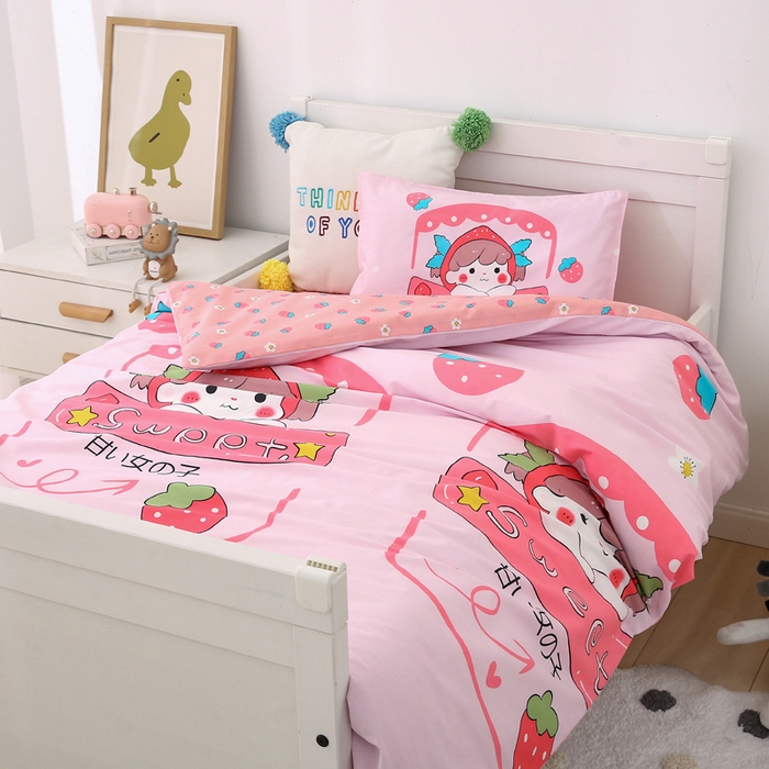 91家纺网 家纺一手货源 找家纺 鱼宝 2025新款全棉幼儿园套件 三件套—童真系列 草莓姑娘