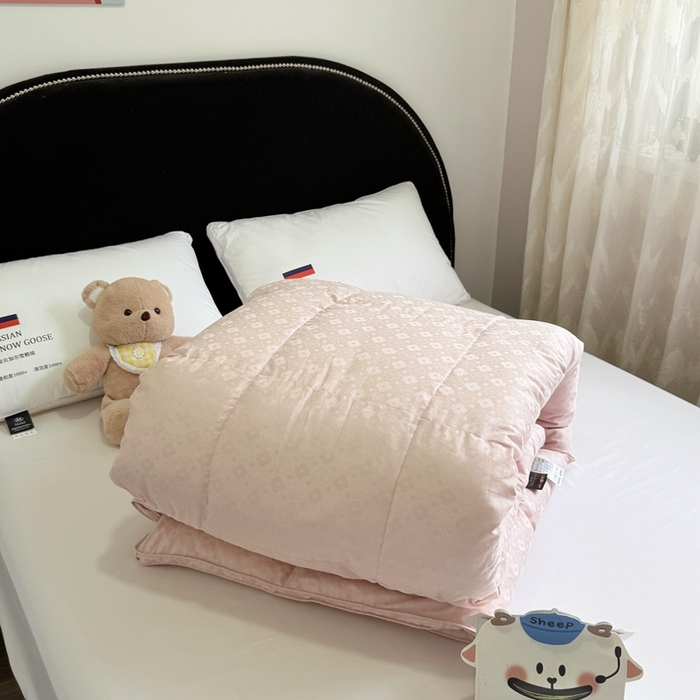 91家纺网 家纺一手货源 找家纺 华盛羽绒被壳 2025新款双层全棉提花羽绒被壳冬被 四叶草粉玉