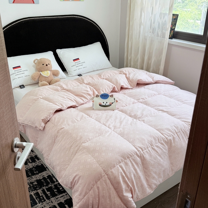 91家纺网 家纺一手货源 找家纺 华盛羽绒被壳 2025新款双层全棉提花羽绒被壳冬被 四叶草粉玉