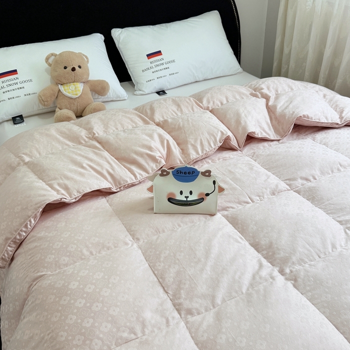 91家纺网 家纺一手货源 找家纺 华盛羽绒被壳 2025新款双层全棉提花羽绒被壳冬被 四叶草粉玉