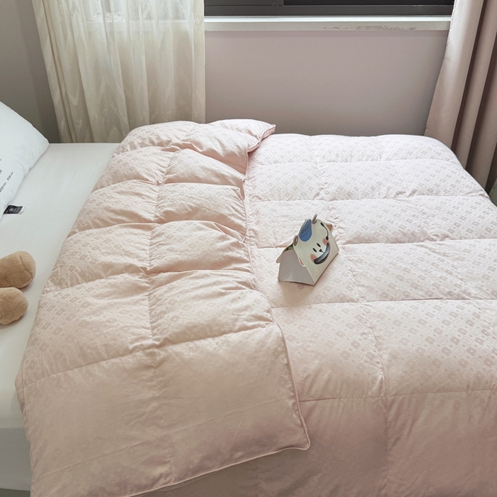 91家纺网 家纺一手货源 找家纺 华盛羽绒被壳 2025新款双层全棉提花羽绒被壳冬被 四叶草粉玉