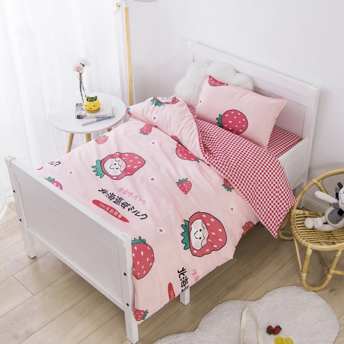 91家纺网 家纺一手货源 找家纺 鱼宝 2025新款全棉幼儿园套件 三件套—童真系列 大草莓