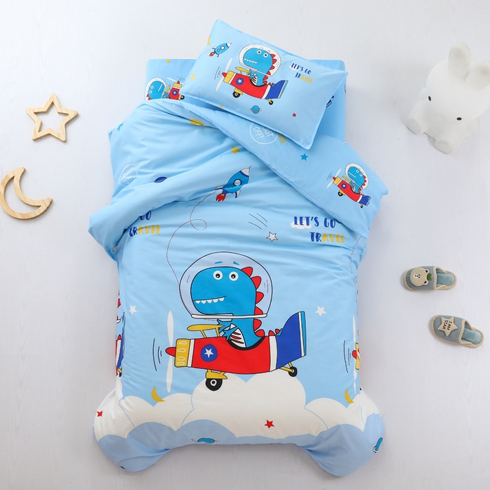 91家纺网 家纺一手货源 找家纺 鱼宝 2025新款全棉幼儿园套件 三件套—童真系列 飞机恐龙