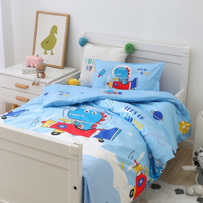 91家纺网 家纺一手货源 找家纺 鱼宝 2025新款全棉幼儿园套件 三件套—童真系列 飞机恐龙