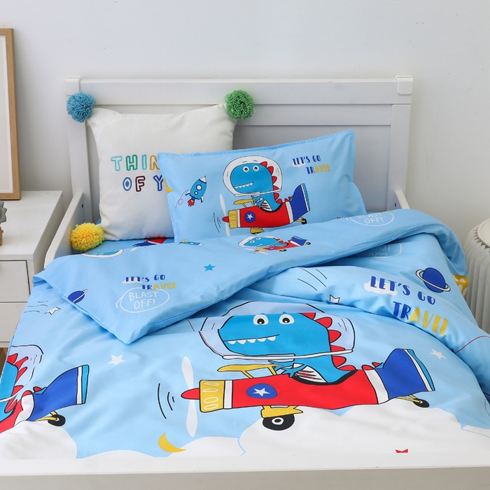 91家纺网 家纺一手货源 找家纺 鱼宝 2025新款全棉幼儿园套件 三件套—童真系列 飞机恐龙