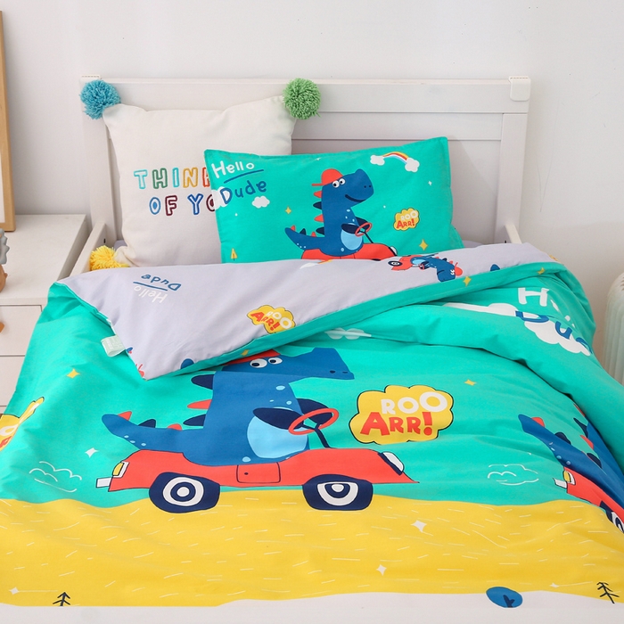 91家纺网 家纺一手货源 找家纺 鱼宝 2025新款全棉幼儿园套件 三件套—童真系列 恐龙开车