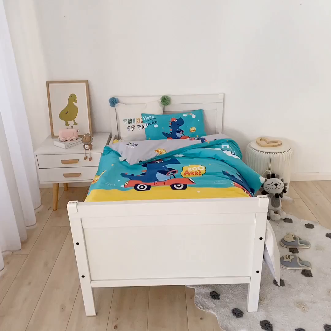 91家纺网 家纺一手货源 找家纺 鱼宝 2025新款全棉幼儿园套件 三件套—童真系列 恐龙开车