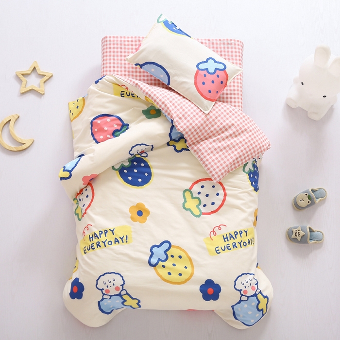 91家纺网 家纺一手货源 找家纺 鱼宝 2025新款全棉幼儿园套件 三件套—童真系列 奶油草莓