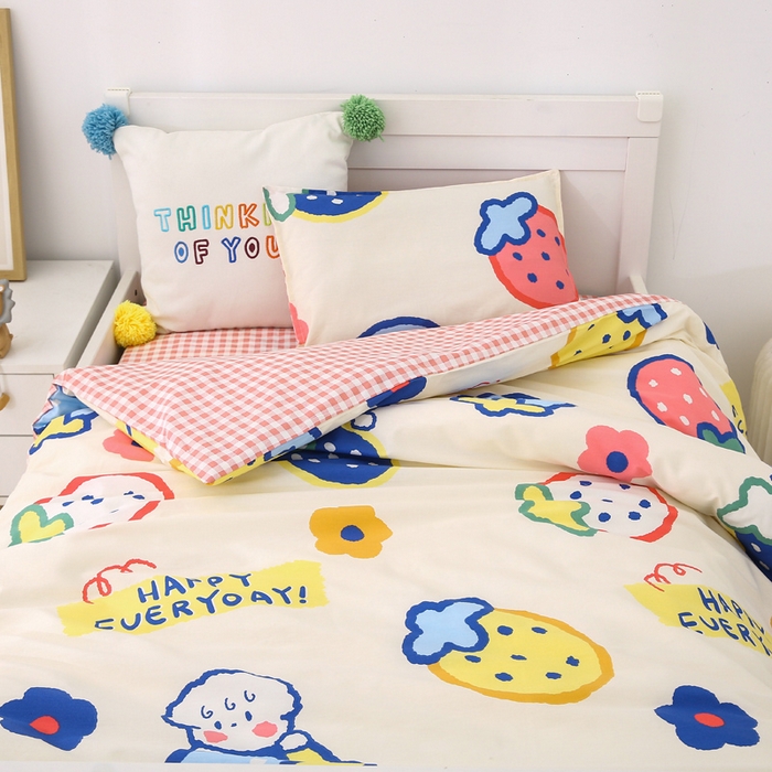 91家纺网 家纺一手货源 找家纺 鱼宝 2025新款全棉幼儿园套件 三件套—童真系列 奶油草莓