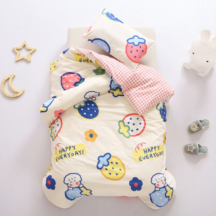 91家纺网 家纺一手货源 找家纺 鱼宝 2025新款全棉幼儿园套件 三件套—童真系列 奶油草莓