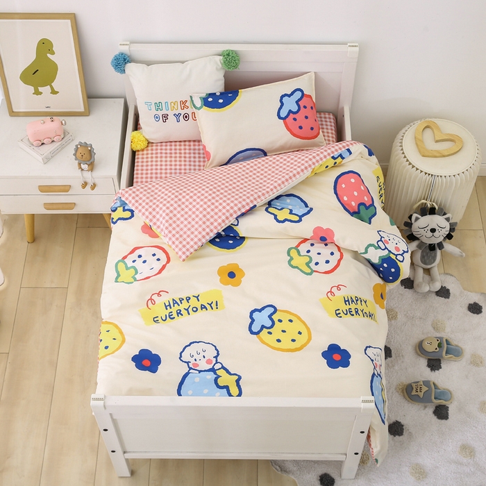 91家纺网 家纺一手货源 找家纺 鱼宝 2025新款全棉幼儿园套件 三件套—童真系列 奶油草莓