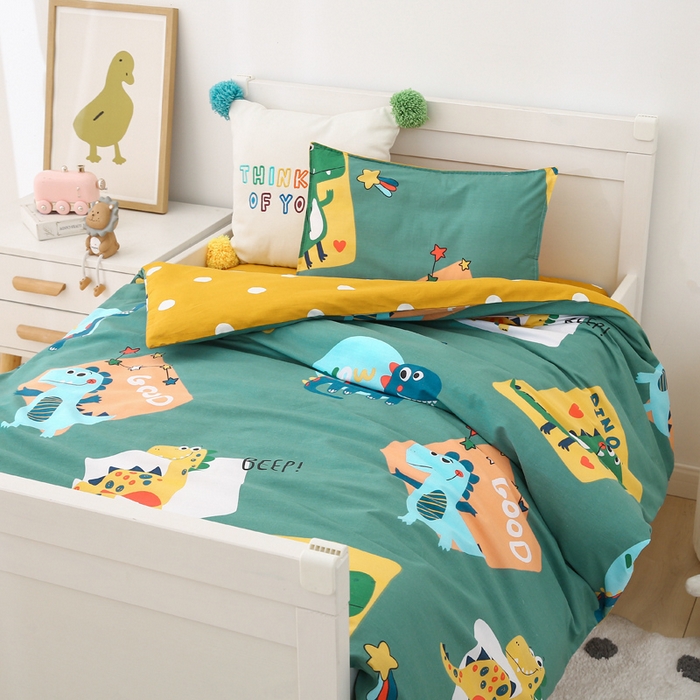 91家纺网 家纺一手货源 找家纺 鱼宝 2025新款全棉幼儿园套件 三件套—童真系列 涂鸦恐龙 绿