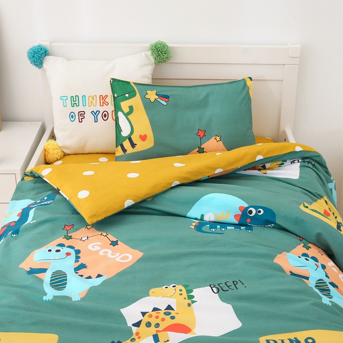 91家纺网 家纺一手货源 找家纺 鱼宝 2025新款全棉幼儿园套件 三件套—童真系列 涂鸦恐龙 绿