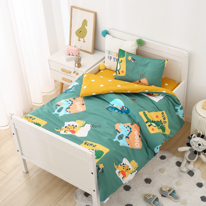 91家纺网 家纺一手货源 找家纺 鱼宝 2025新款全棉幼儿园套件 三件套—童真系列 涂鸦恐龙 绿