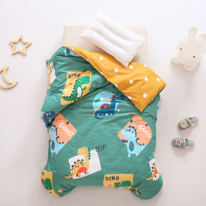 91家纺网 家纺一手货源 找家纺 鱼宝 2025新款全棉幼儿园套件 三件套—童真系列 涂鸦恐龙 绿