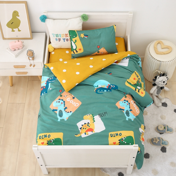 91家纺网 家纺一手货源 找家纺 鱼宝 2025新款全棉幼儿园套件 三件套—童真系列 涂鸦恐龙 绿