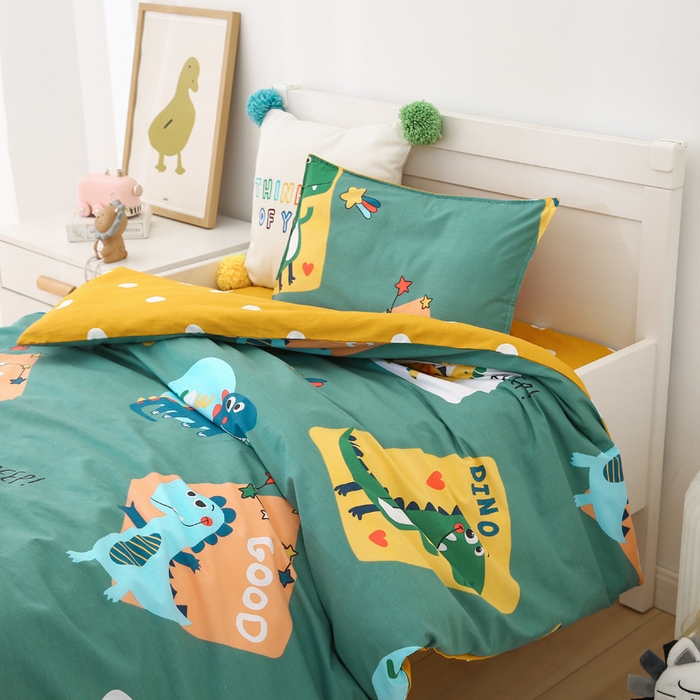 91家纺网 家纺一手货源 找家纺 鱼宝 2025新款全棉幼儿园套件 三件套—童真系列 涂鸦恐龙 绿