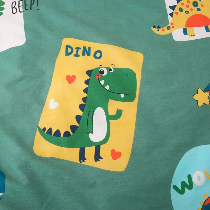 91家纺网 家纺一手货源 找家纺 鱼宝 2025新款全棉幼儿园套件 三件套—童真系列 涂鸦恐龙 绿