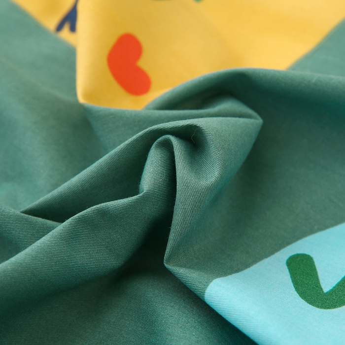 91家纺网 家纺一手货源 找家纺 鱼宝 2025新款全棉幼儿园套件 三件套—童真系列 涂鸦恐龙 绿