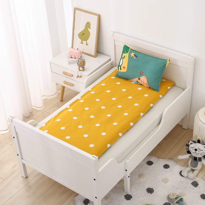 91家纺网 家纺一手货源 找家纺 鱼宝 2025新款全棉幼儿园套件 三件套—童真系列 涂鸦恐龙 绿