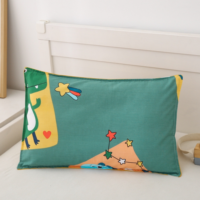 91家纺网 家纺一手货源 找家纺 鱼宝 2025新款全棉幼儿园套件 三件套—童真系列 涂鸦恐龙 绿