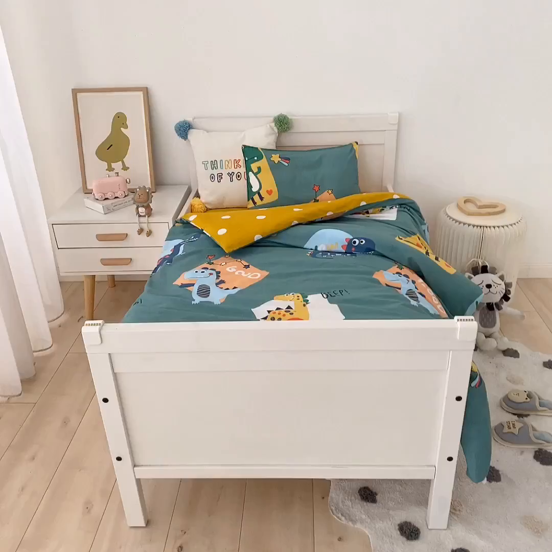 91家纺网 家纺一手货源 找家纺 鱼宝 2025新款全棉幼儿园套件 三件套—童真系列 涂鸦恐龙 绿