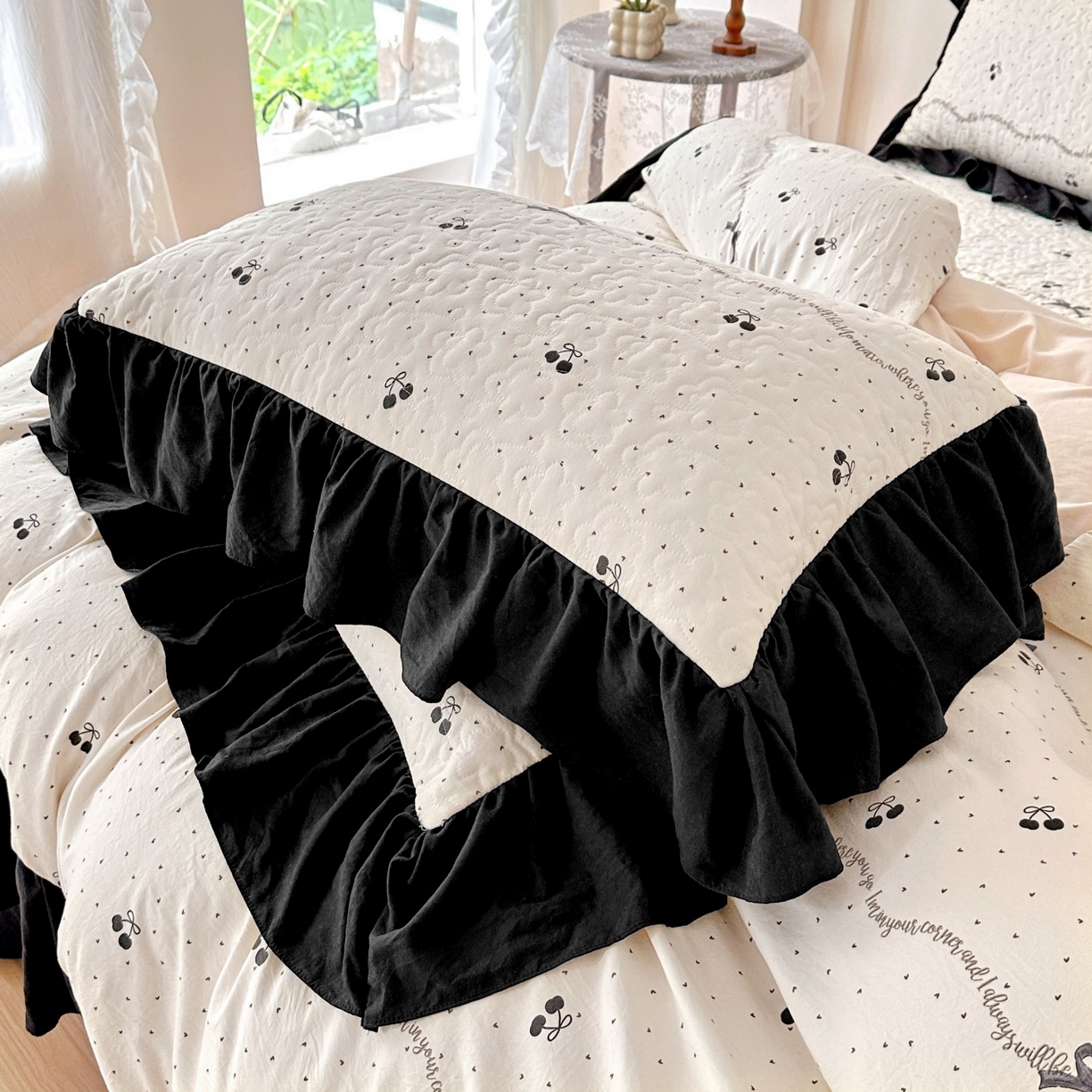 91家纺网 家纺一手货源 找家纺 易辰美 2025新款亲肤舒适印花夹棉公主风夹棉枕套 黑樱桃