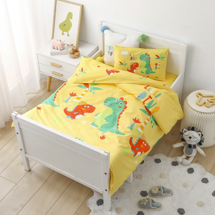 91家纺网 家纺一手货源 找家纺 鱼宝 2025新款全棉幼儿园套件 三件套—童真系列 恐龙兄弟黄