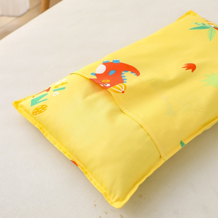 91家纺网 家纺一手货源 找家纺 鱼宝 2025新款全棉幼儿园套件 三件套—童真系列 恐龙兄弟黄