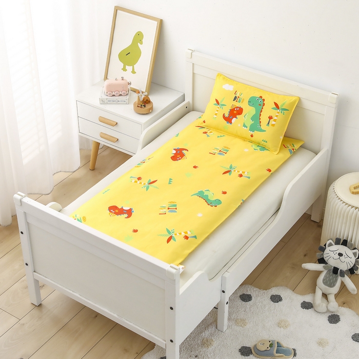 91家纺网 家纺一手货源 找家纺 鱼宝 2025新款全棉幼儿园套件 三件套—童真系列 恐龙兄弟黄