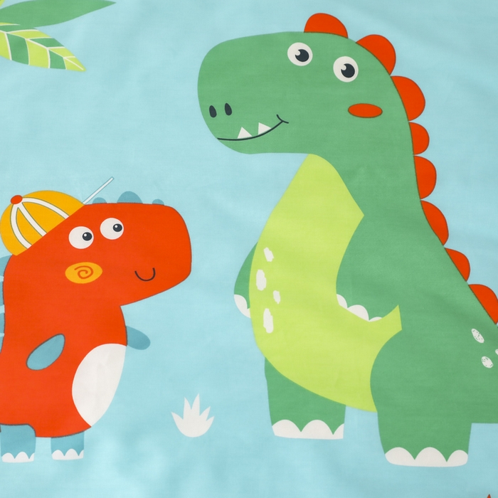 91家纺网 家纺一手货源 找家纺 鱼宝 2025新款全棉幼儿园套件 三件套—童真系列 恐龙兄弟蓝