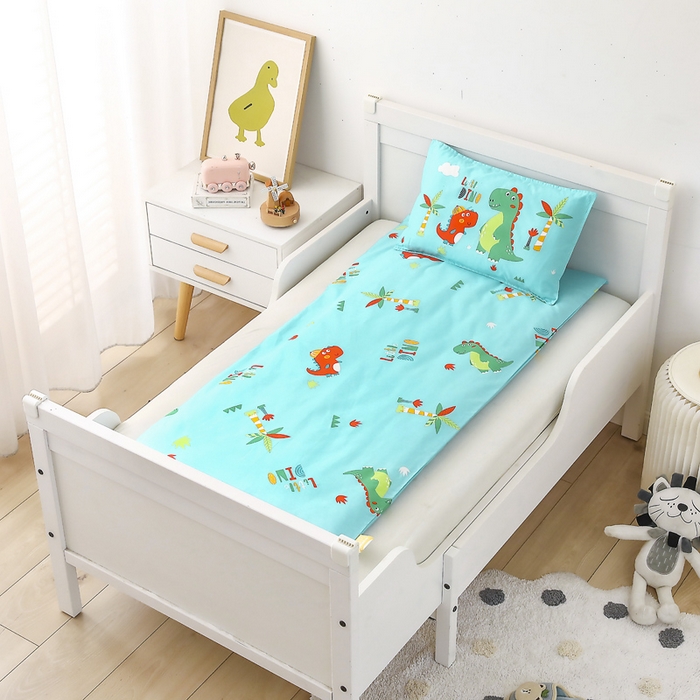 91家纺网 家纺一手货源 找家纺 鱼宝 2025新款全棉幼儿园套件 三件套—童真系列 恐龙兄弟蓝