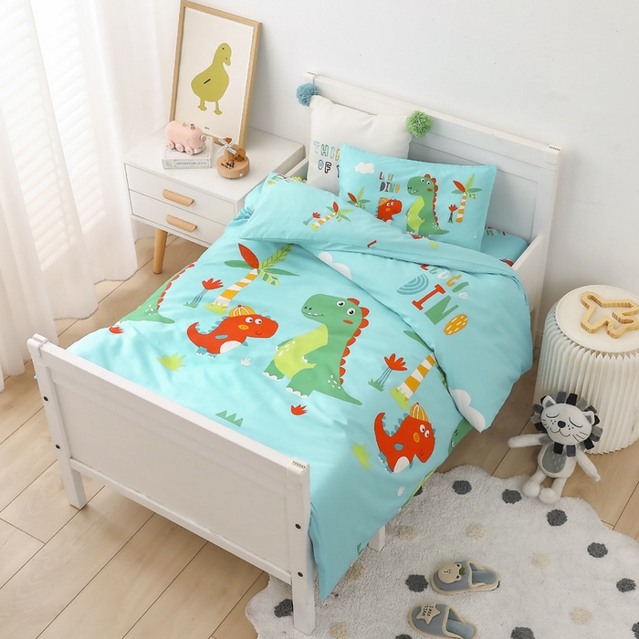 91家纺网 家纺一手货源 找家纺 鱼宝 2025新款全棉幼儿园套件 三件套—童真系列 恐龙兄弟蓝