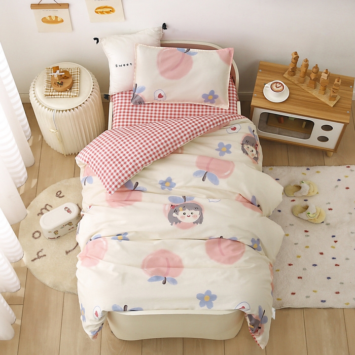 91家纺网 家纺一手货源 找家纺 鱼宝 2025新款全棉幼儿园套件 三件套—童真系列 蜜桃女孩